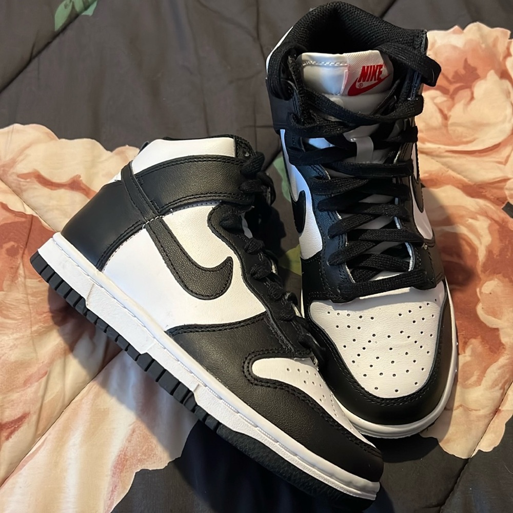Nike Women’s Mid Dunk “Panda”